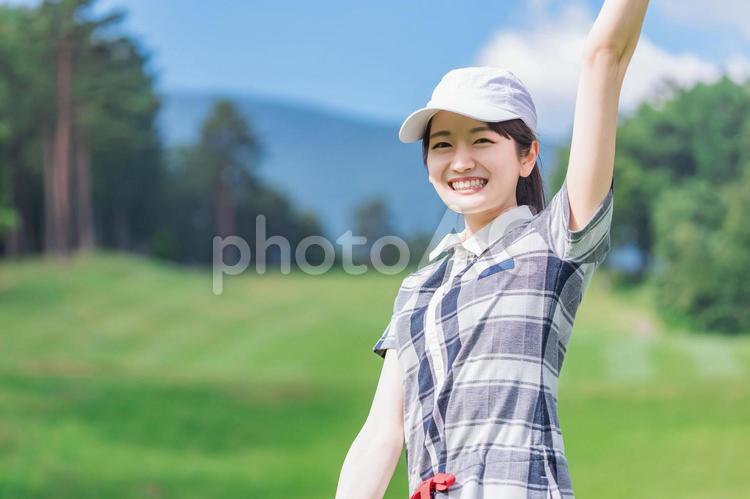 ゴルフをする笑顔の女性（カメラ目線） ゴルフ,女性,ゴルファーの写真素材