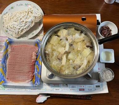 讃岐うどんとしゃぶしゃぶ鍋などの夕食の写真