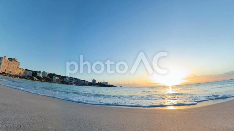 夕暮れの海の波・夕日 屋外で,たそがれ,鮮やかの写真素材