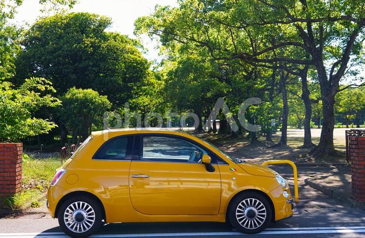 公園の前のイタ車 車,外車,輸入車の写真素材