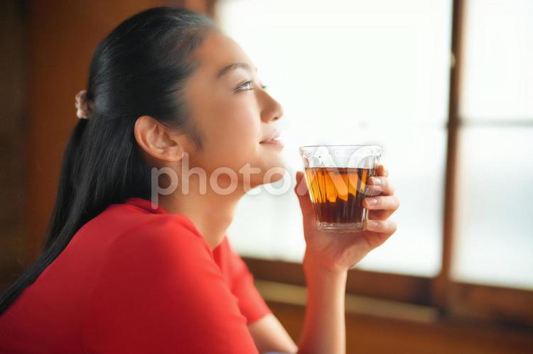 麦茶を持つ横向きの女性 女性,麦茶,飲み物の写真素材