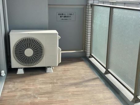 マンションのバルコニーとエアコン室外機 バルコニー,ベランダ,住宅の写真素材