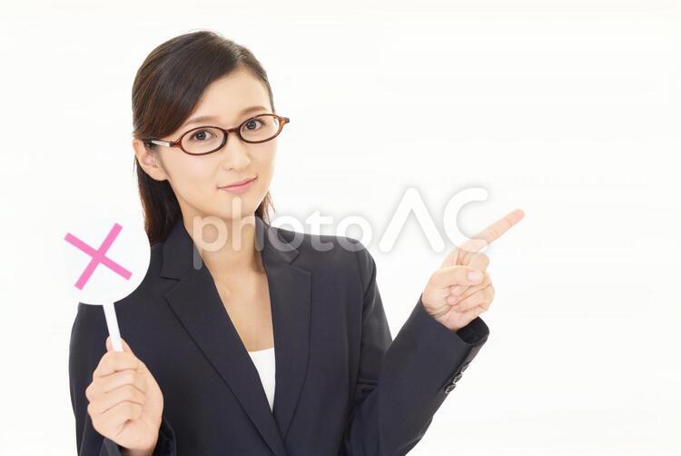 不正解のマークを持つ女性 女性,ビジネスウーマン,女の写真素材