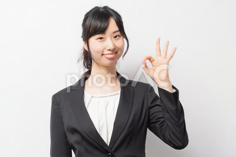 OKのジェスチャーをする若い女性 女性,笑顔,ビジネスの写真素材
