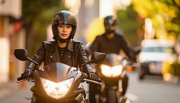 オートバイを運転する女性 オートバイを運転する女性の写真