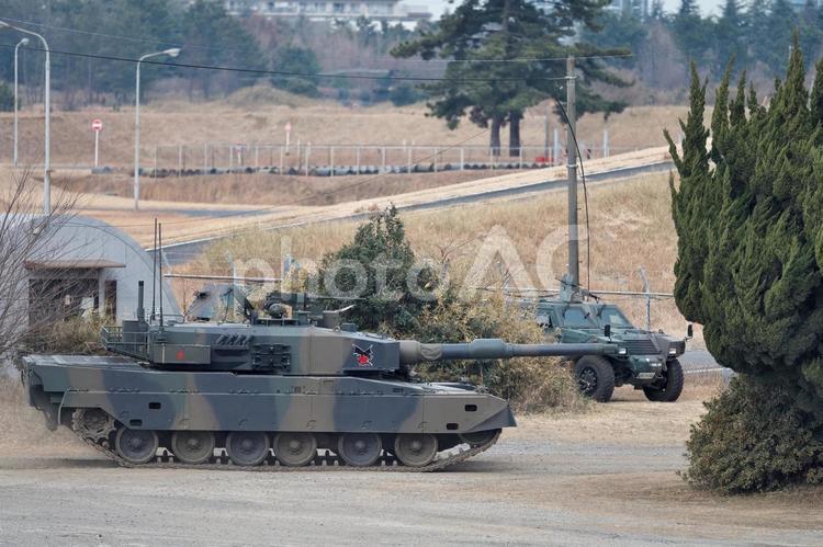 陸上自衛隊　90式戦車と軽装甲機動車 陸上自衛隊,第1空挺団,習志野駐屯地の写真素材