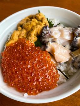 新鮮美味しい三色丼 新鮮美味しい三色丼 ウニ,アワビ,イクラの写真素材
