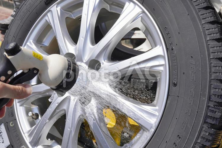 タイヤ交換（ホイールの水洗い）01 自動車,タイヤ交換,屋外の写真素材