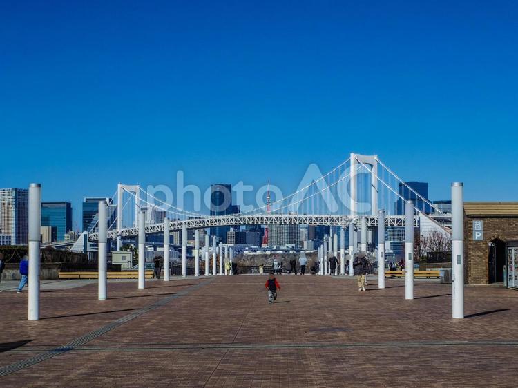 【東京都】お台場の風景 お台場,レインボーブリッジ,ウエストプロムナードの写真素材