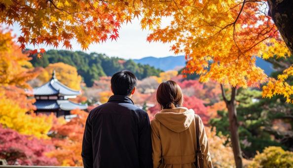 美しい紅葉を眺める夫婦の後ろ姿 美しい紅葉を眺める夫婦の後ろ姿の写真