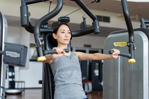 ジムでトレーニングするミドルの女性 ジム,フィットネス,トレーニングの写真素材