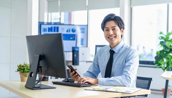 オフィスで働く日本人システムエンジニア オフィスで働く日本人システムエンジニアの写真