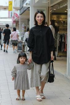 子供と買い物をする女性 子供と買い物をする女性の写真