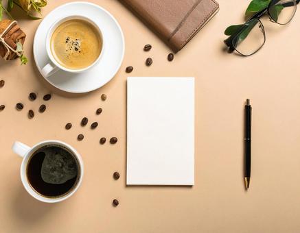 テーブルの上のコーヒー テーブルの上のコーヒーの写真