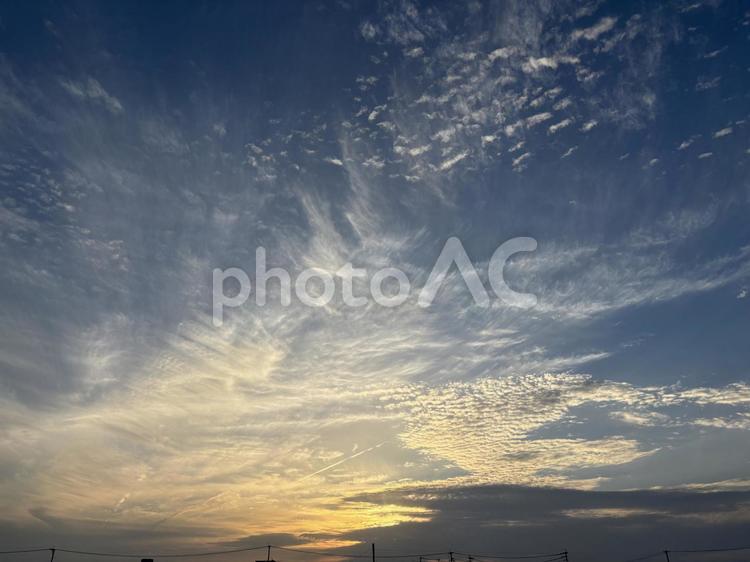 夕暮れ時の雲 夕暮れ,雲,空の写真素材