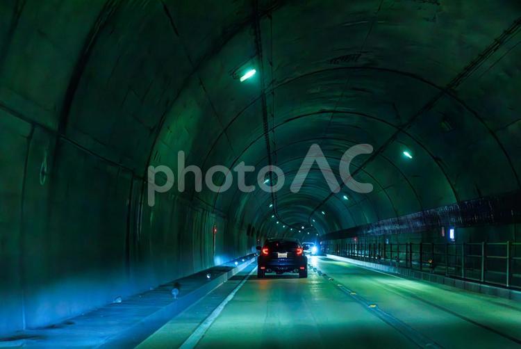 一般道のトンネルの中を走る自動車 一般道,トンネル,自動車の写真素材