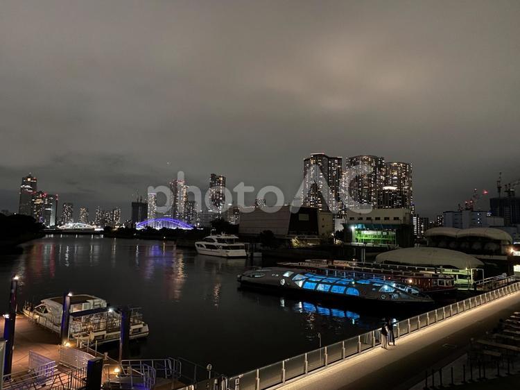 夜の東京と海 東京湾,浜離宮,竹芝の写真素材