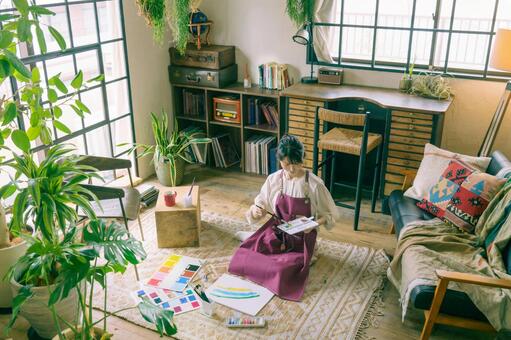 リビングの床に座って絵を描く女性 女性,リビング,絵画の写真素材