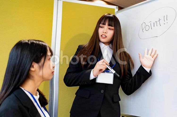ミーティングをするビジネスウーマン 女性,ビジネス,ビジネスウーマンの写真素材