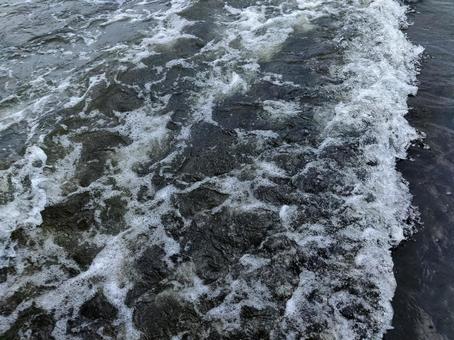 波打つ水面の泡 波打つ水面の泡 波,水面,泡の写真素材