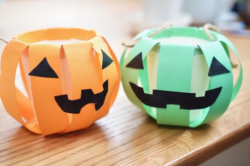 ハロウィンのお菓子入れ・工作・カボチャ ハロウィンのお菓子入れ・工作・カボチャ ハロウィン,工作,手作りの写真素材