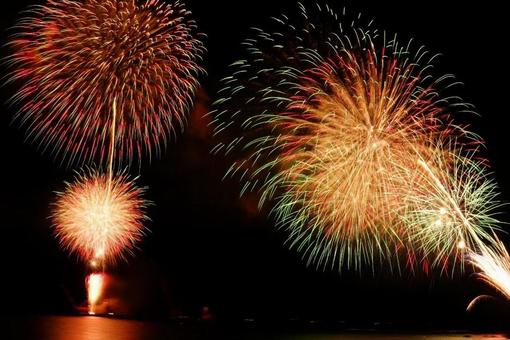 夜空を彩る大輪の花火 夜空を彩る大輪の花火の写真