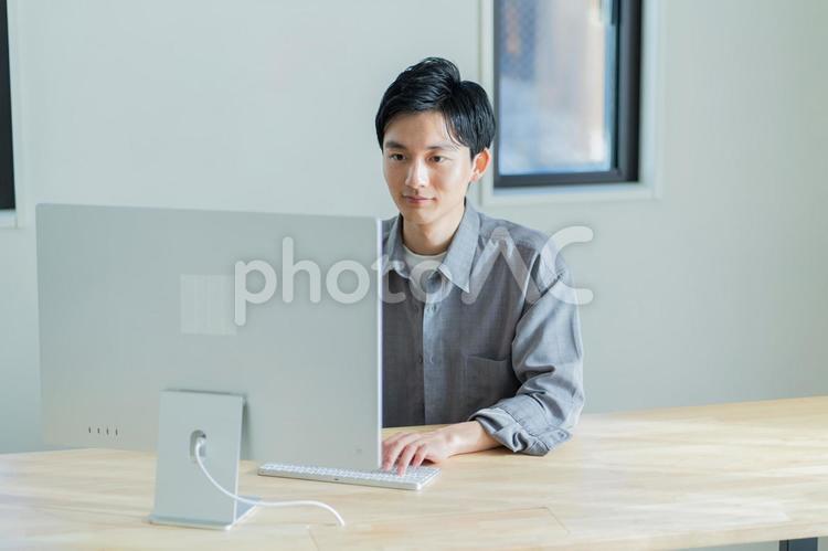 パソコン作業をする若い男性 男性,パソコン,大学生の写真素材