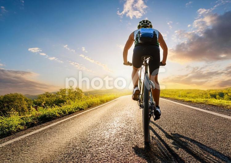 自転車の旅 自転車,マウンテンバイク,空の写真素材