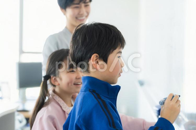 教室で授業を受ける小学生 教室,立つ,学習塾の写真素材