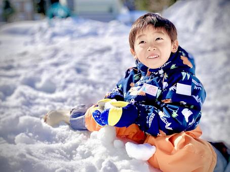 楽しい雪合戦 子ども,男の子,雪の写真素材