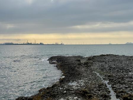 山口県彦島 竹ノ子島の磯辺 山口県彦島 竹ノ子島の磯辺 瀬戸内海,関門海峡,雲の写真素材