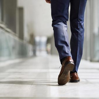 ビジネスマン、歩く足元の写真