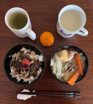 ご飯におとなのふりかけとかつお梅の茶碗飯 ご飯におとなのふりかけとかつお梅の茶碗飯の写真