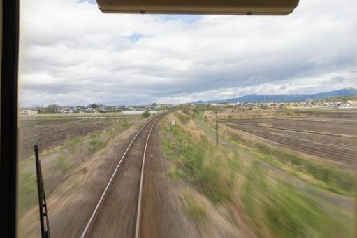 車窓から草木が流れるような疾走感 車窓から草木が流れるような疾走感 乗客,無人,赤字の写真素材