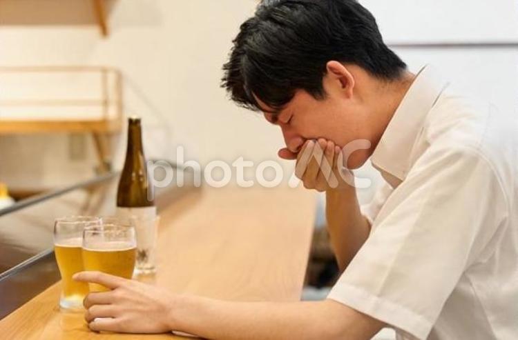 酒を飲みすぎて吐き気を感じる男性 男性,吐き気,気持ちが悪いの写真素材