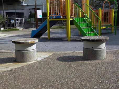 白金公園のトイレになるベンチ 白金公園のトイレになるベンチ 白金公園,公園,広場の写真素材