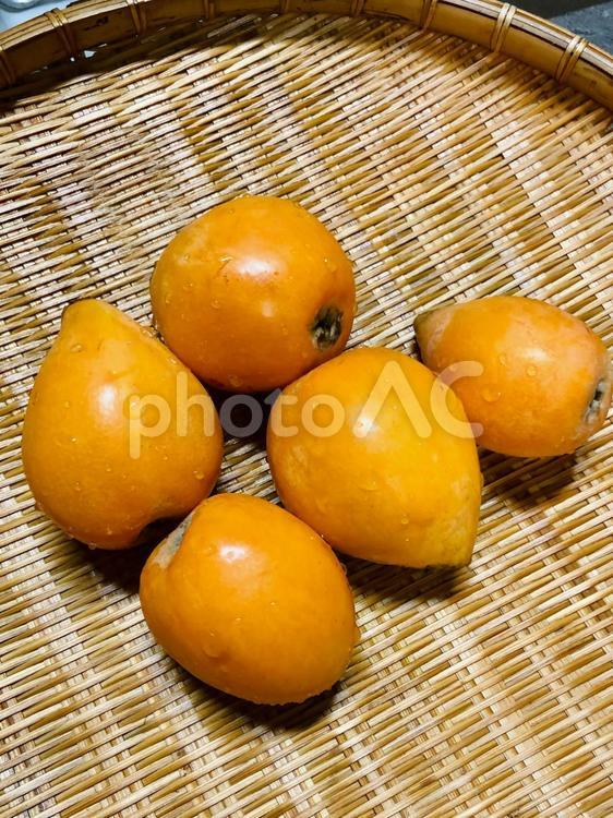 ざるの上の枇杷 ビワ,びわの実,果物の写真素材