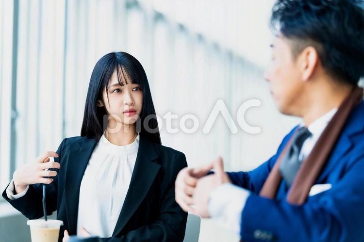 上司とドリンクを飲みながら会話する女性 ビジネスウーマン,ビジネスマン,女性の写真素材