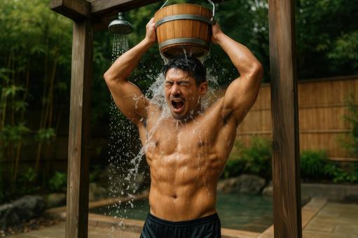 サウナ後に冷水を浴びる男性の写真