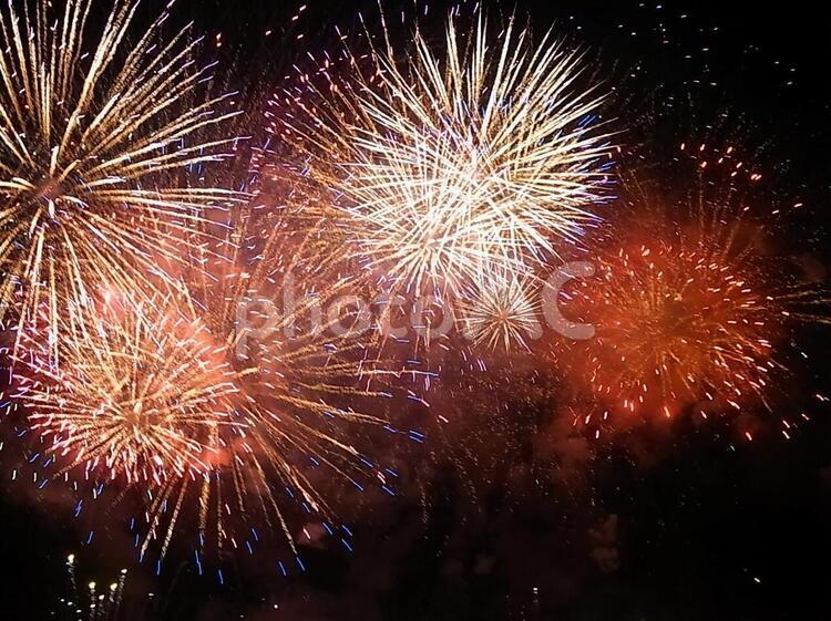 夜空に咲く花火２（白、赤、黄色） 花火,連発,夜空の写真素材