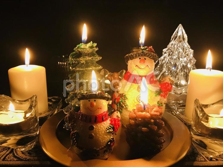 クリスマスキャンドル ろうそく,ろうそくの光,クリスマスの写真素材