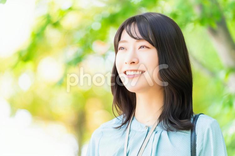 屋外に立つ笑顔の女性・ビジネスウーマン 女性,夏,緑の写真素材