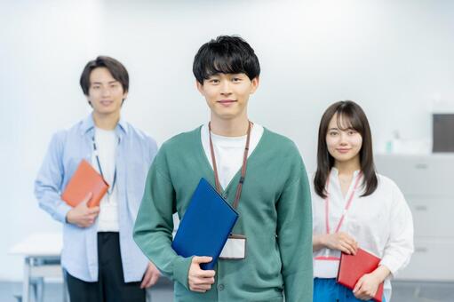 オフィスで働くビジネスパーソン ビジネスマン,笑顔,若いの写真素材