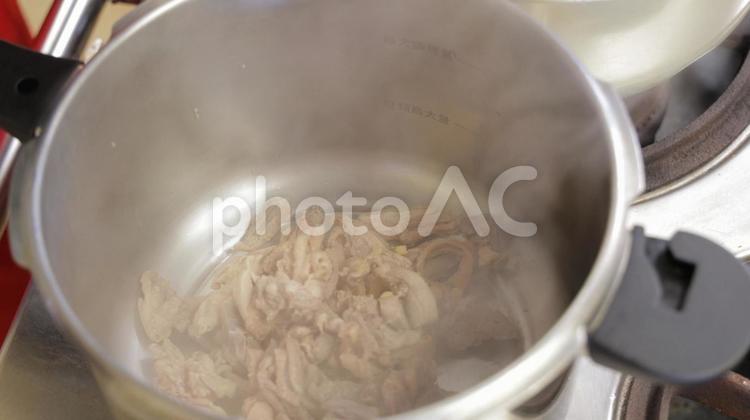 鍋の中の肉から湯気が出る様子 食堂,料理,食事の写真素材