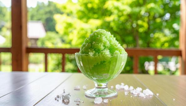ガラスの器に盛られたかき氷 ガラスの器に盛られたかき氷の写真
