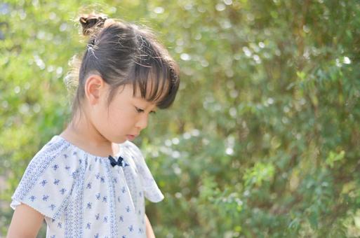 Girl looking down against a beautiful green background Summer, बच्चे, नीचे देखो, अपनी आंखों को नीचे कास्ट, JPG