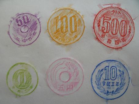 色鉛筆でカラフルにこすり出した硬貨の模様 フロッタージュ,こすり出し,技法の写真素材