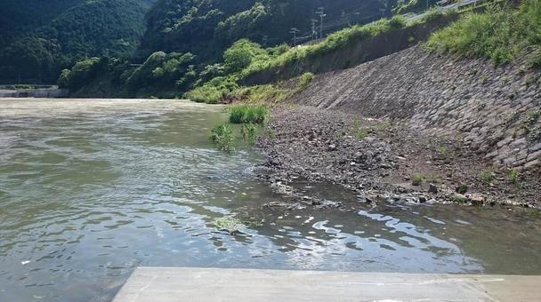 川辺と護岸の風景 川辺と護岸の風景 川辺,河川,護岸の写真素材