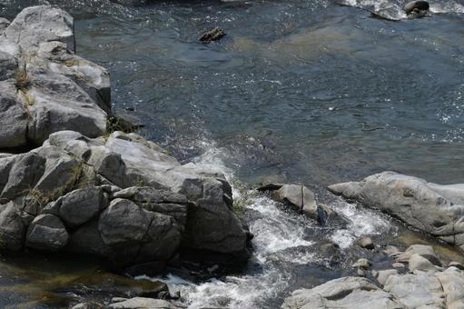 夏の水難事故が心配される岩場と河川の流れ 夏の水難事故が心配される岩場と河川の流れ 河川,川,岩場の写真素材