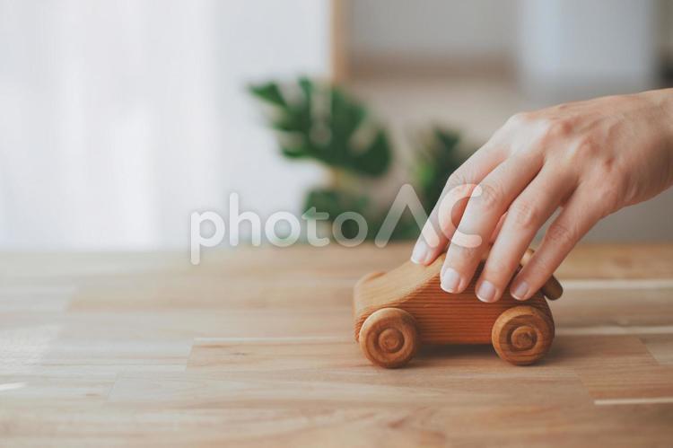 木製の車と人の手 車,自動車,ローンの写真素材